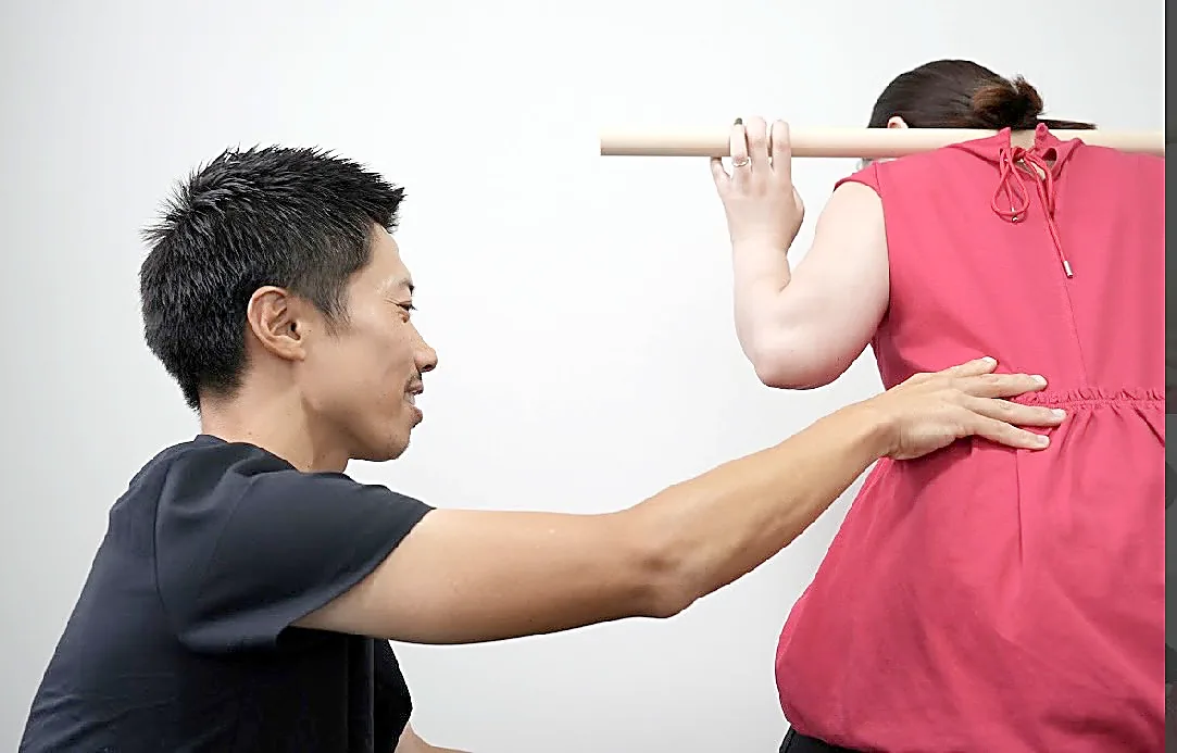 身体の動きを確認するようす
